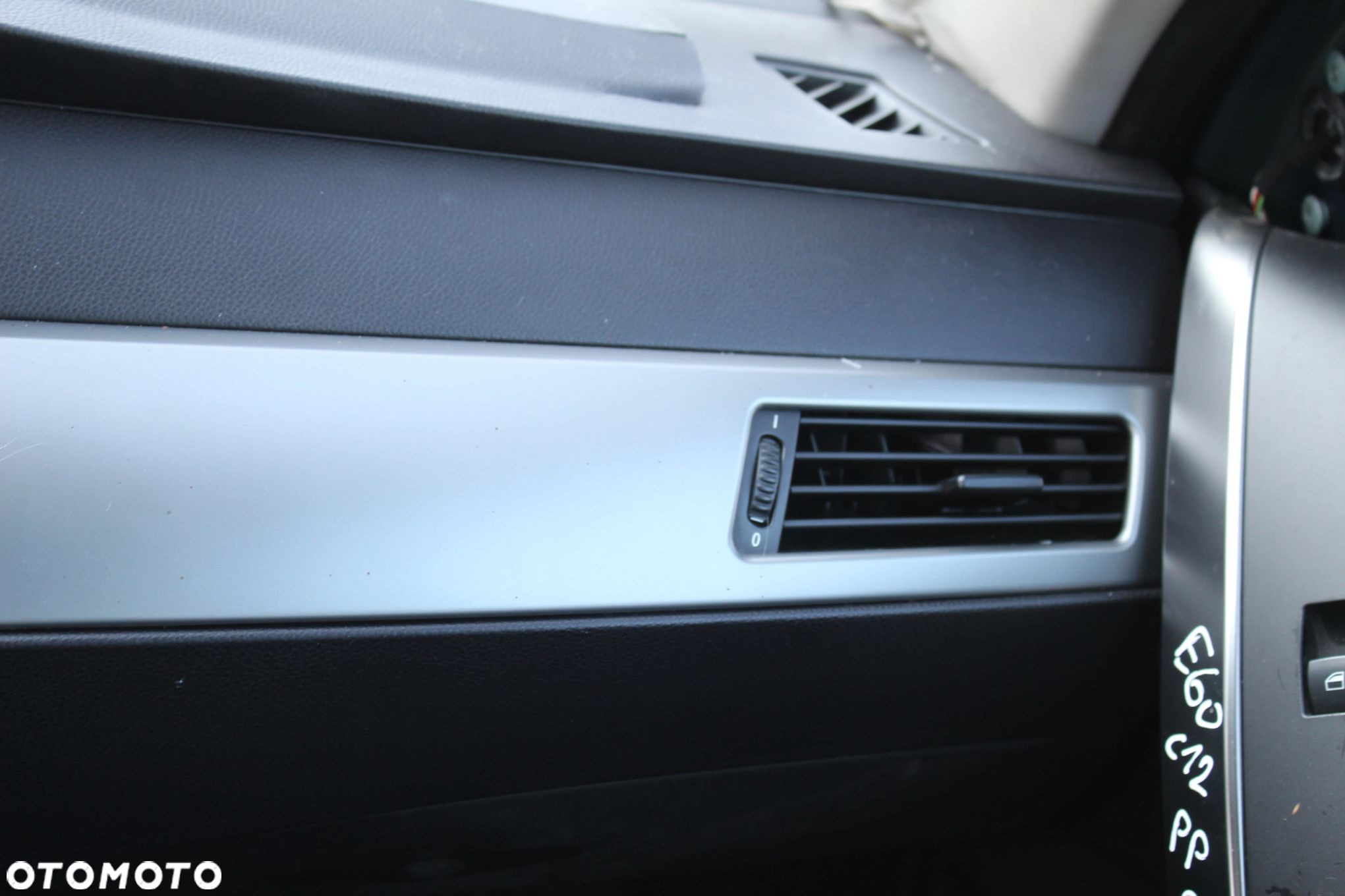 DEKORY WNĘTRZA BOCZKÓW DRZWI SREBNE BMW E60 EUROPA - 6