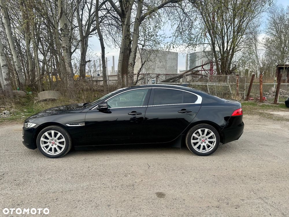 Jaguar XE 2.0 T Prestige - 4