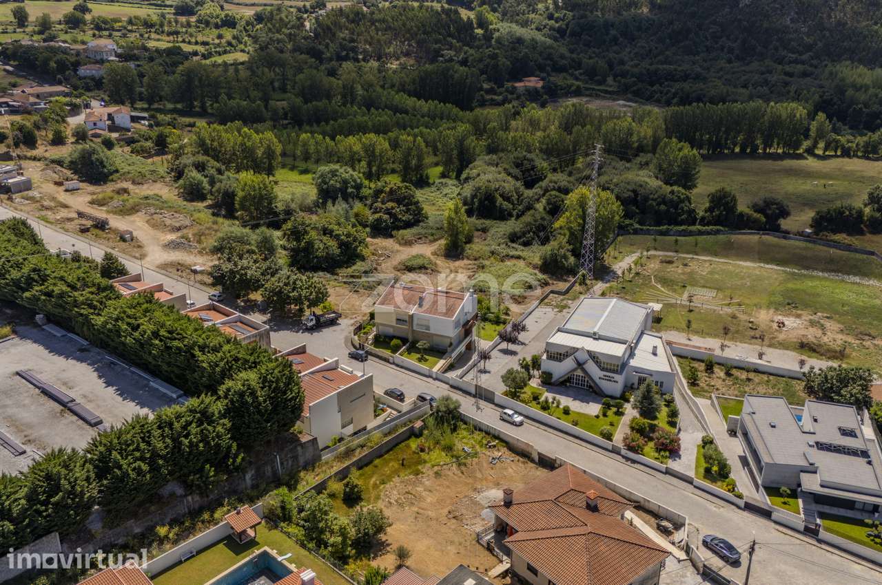 Moradia T3 com Jardim e Vistas Desafogadas - Nogueira - Grande imagem: 4/50