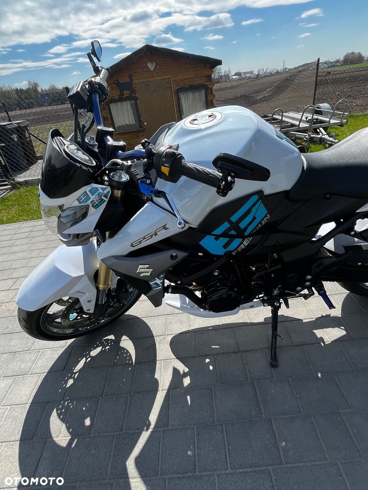 Suzuki GSR - 2