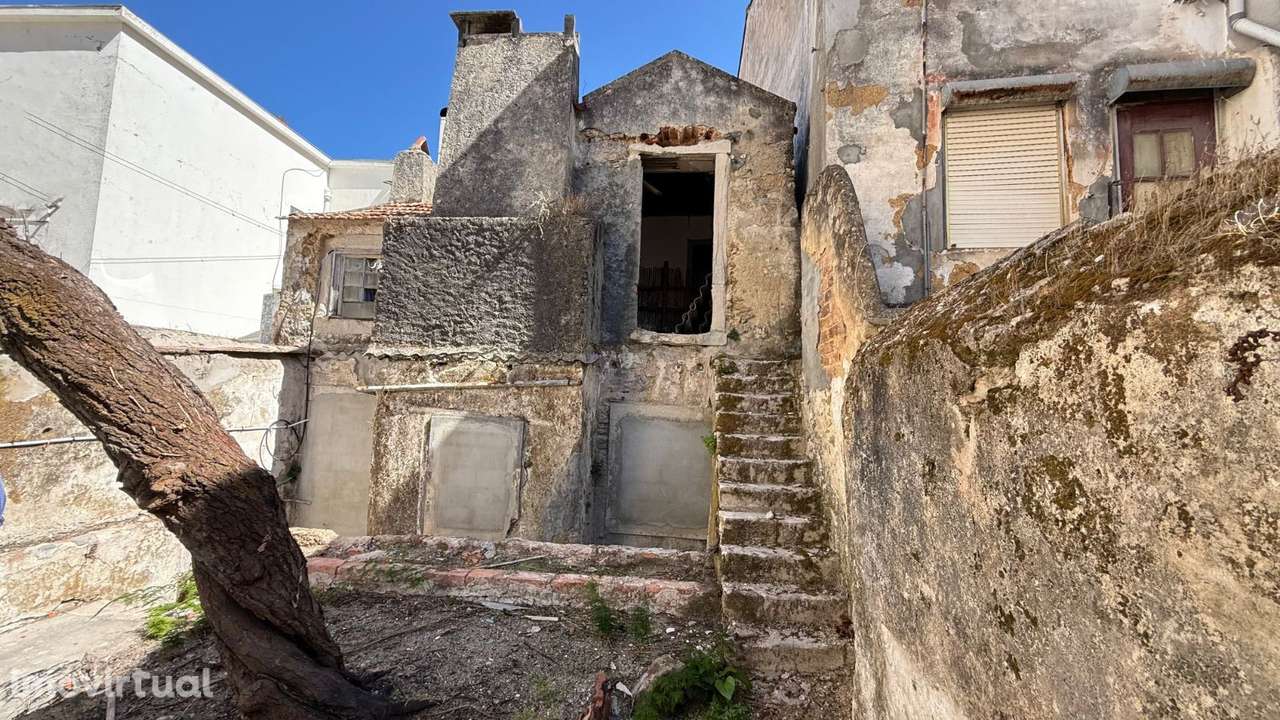 Moradia para reconstrução com duas frentes, situada no centro da ci... - Grande imagem: 2/5