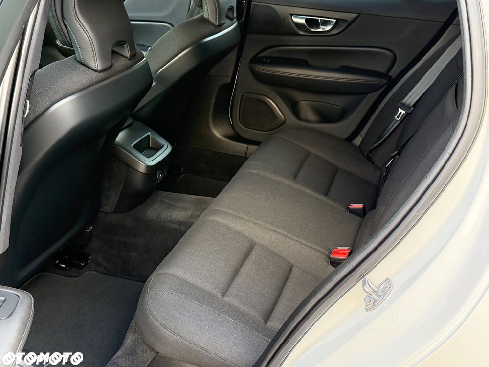 Volvo V60 B3 B DKG Momentum - 19