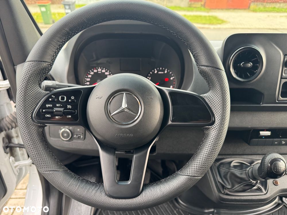 Mercedes-Benz Sprinter 319 - 11