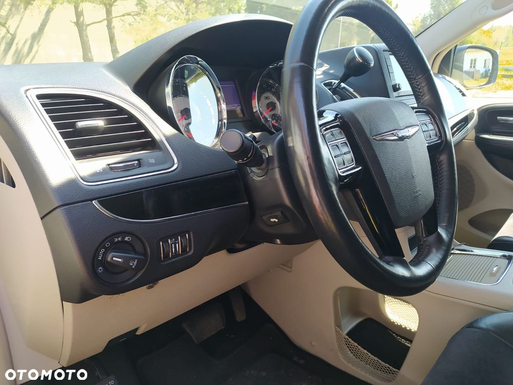 Chrysler Town & Country 3.6 Limited - 25