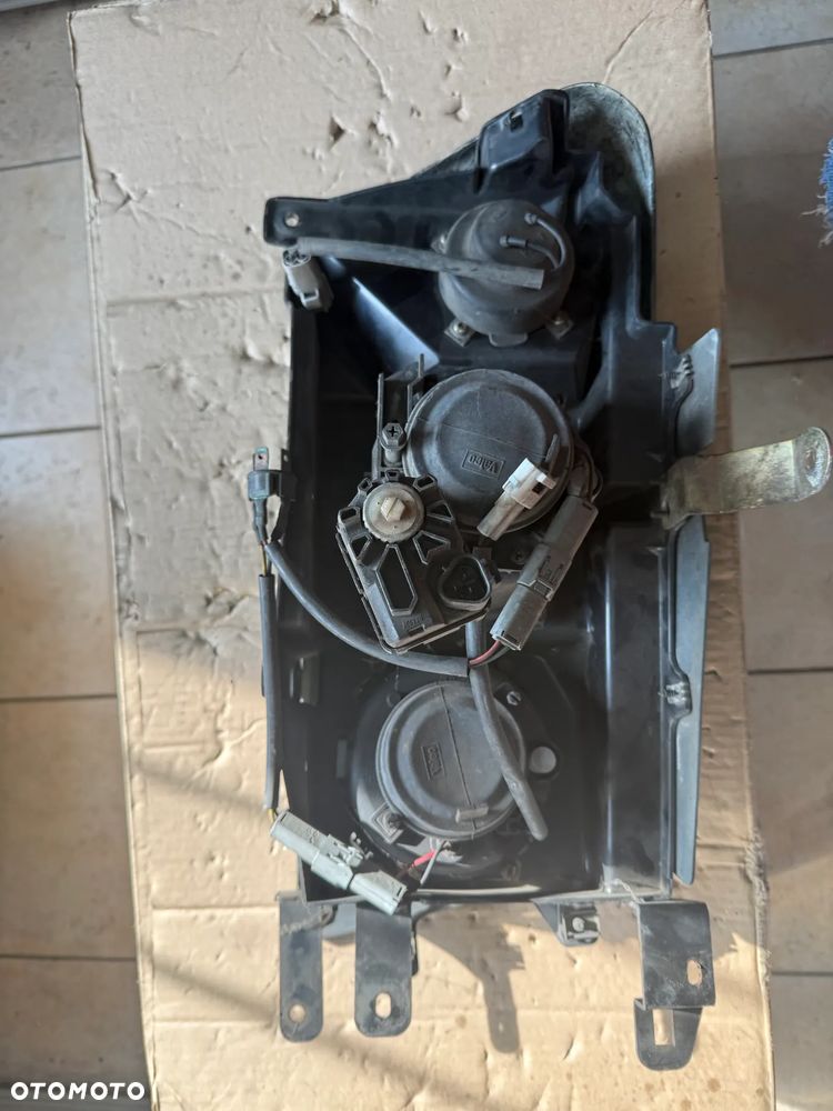 Lampa / reflektor prawa przednia przód XENON Mitsubishi Pajero III VALEO (zielony) - 2