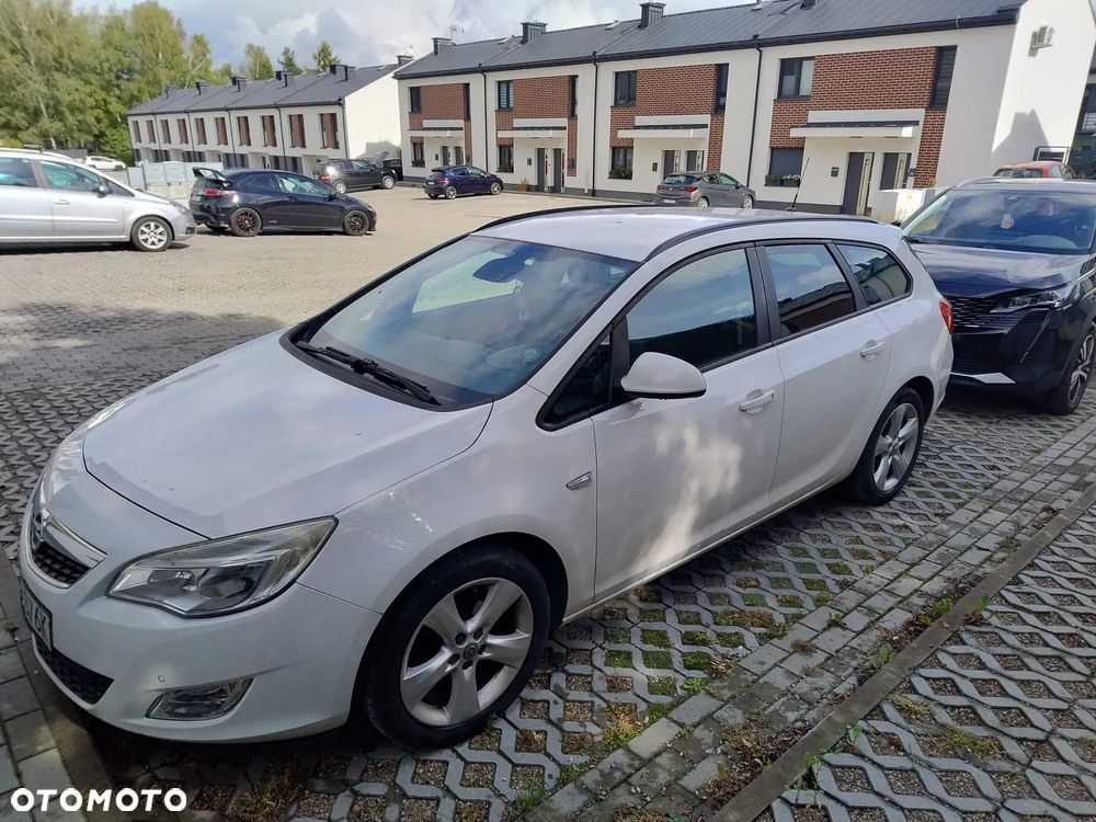 Opel Astra 2010 photo 2