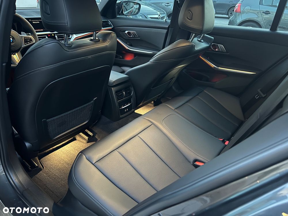 BMW Seria 3 330i M Sport - 16