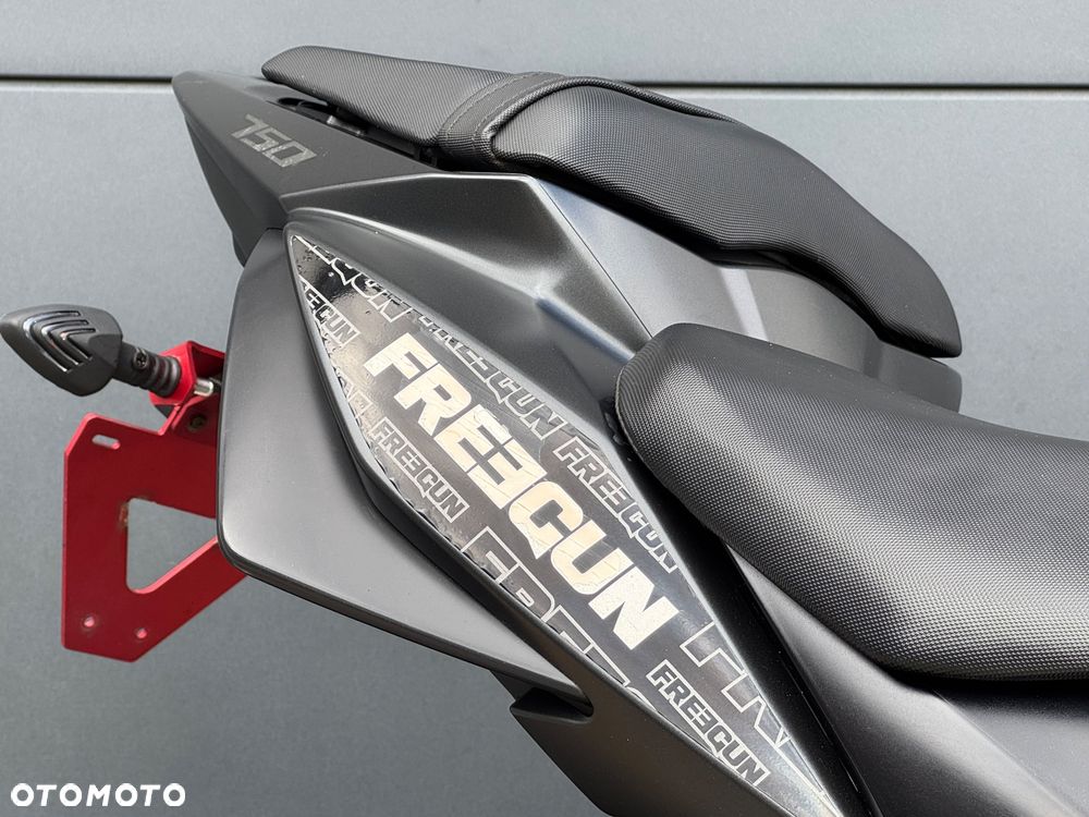 Suzuki GSR - 16
