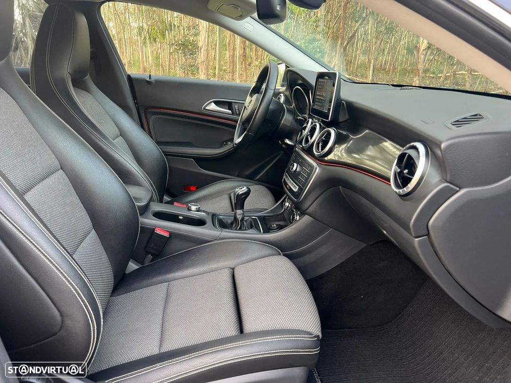 Mercedes-Benz CLA 180 d Shooting Brake AMG Line - 18