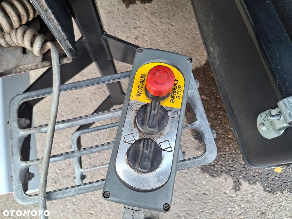 Mercedes-Benz Econic 1827 Zamiatarka FAUN Viajet EURO 6 PM10 Dodatkowy Silnik W Zabudowie Dodatkowa Szczotka Odchwaszczarka Dodatkowy Zbiornik Wody Rura do Liści Studzienek Samochód Jak Nowy 860 km Przebiegu 2023 Rok Zamiatarka Uliczna - 36