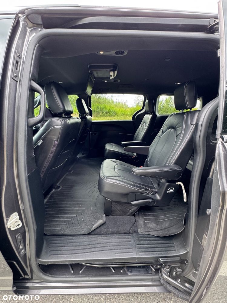 Chrysler Pacifica - 16