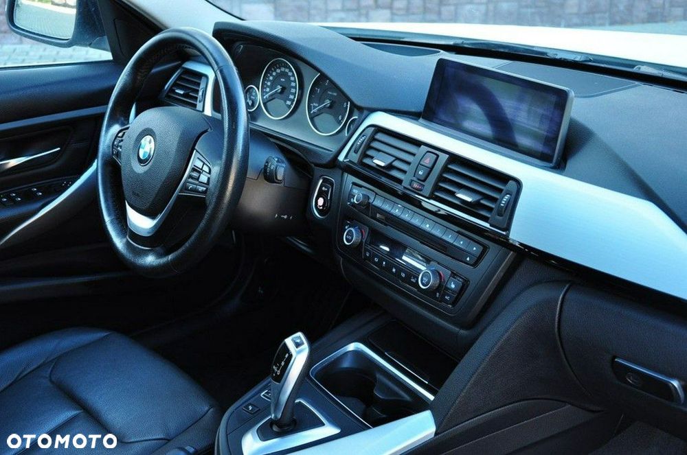 BMW Seria 3 330d xDrive Blue Performance Luxury Line - 28