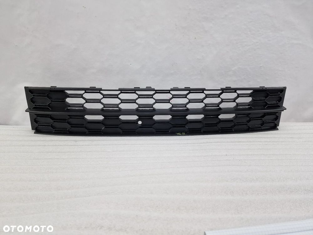 SKODA OCTAVIA 3 III LIFT 5E0 16- KRATKA ŚRODKOWA ZDERZAKA PRZEDNIEGO PRZÓD , NR 5E0853677L , NR AUKCJI KR465 - 1