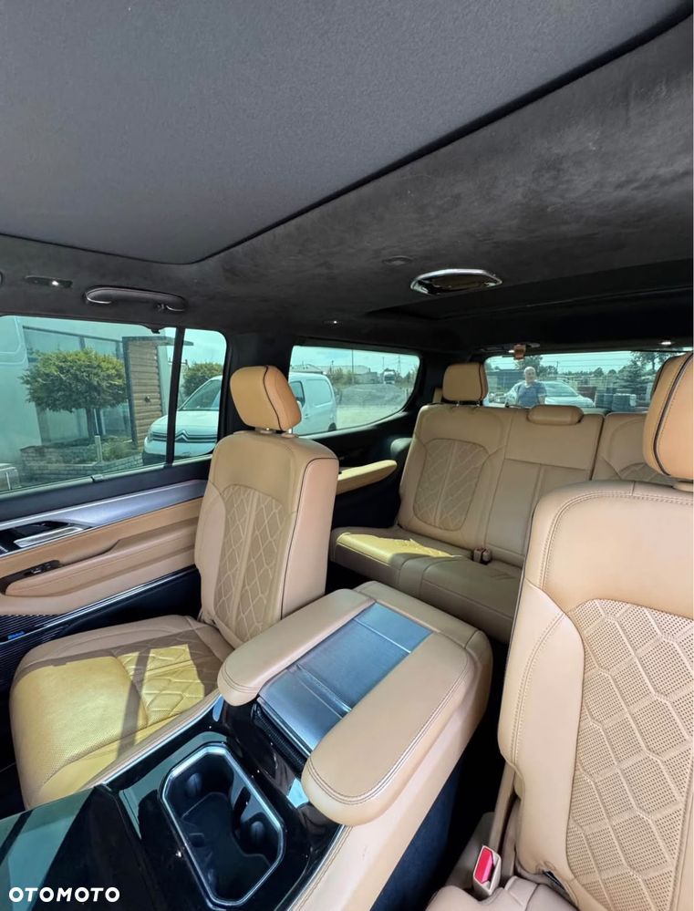 Jeep Grand Wagoneer - 16
