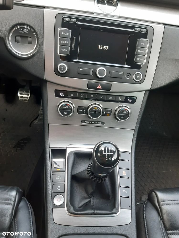 Volkswagen Passat 2.0 TDI Highline R-Style - 15