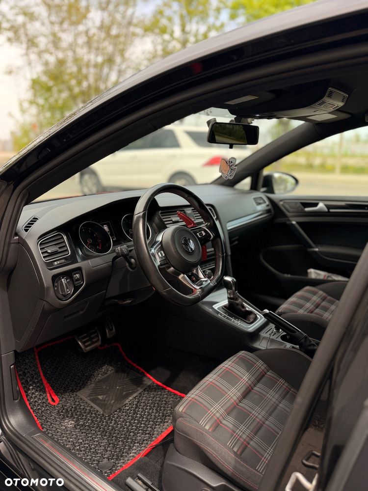 Volkswagen Golf - 10
