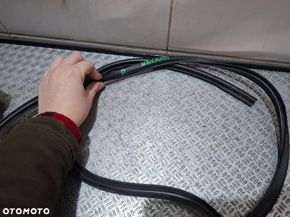 Uszczelka szyby przód Nissan Navara Rok 2017 - 1