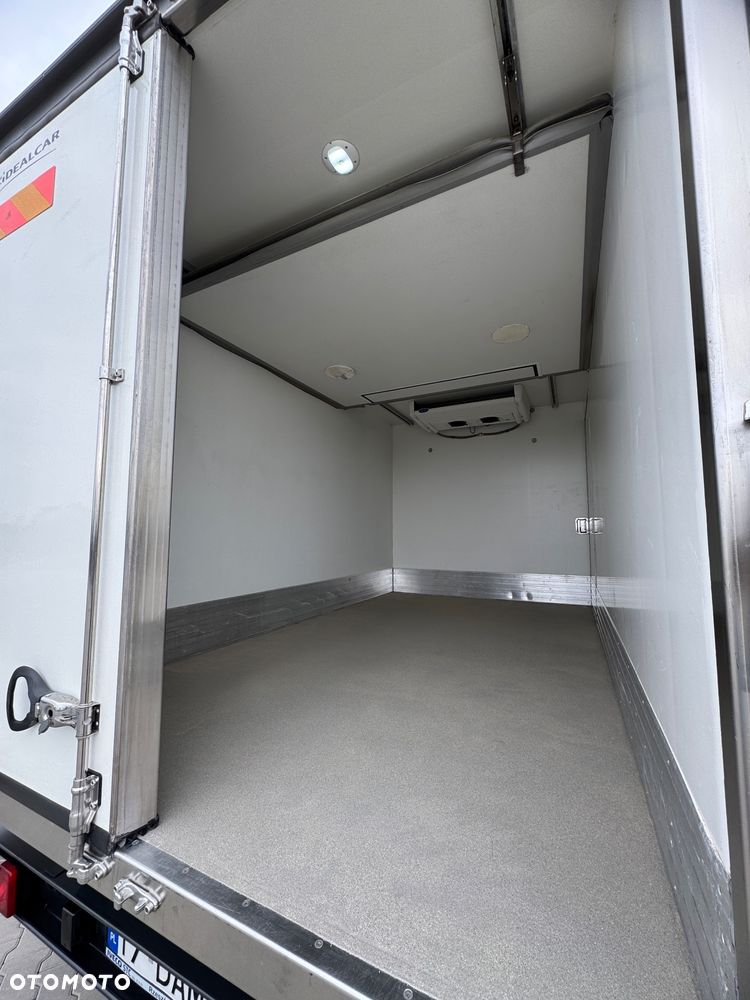Iveco Daily‼️35/50C18‼️3.0 HI-MATIC Chłodnia/Mroźnia zakres -29C/+20C Grzanie Carrier XARIOS 500 Grube Ściany/Podłoga Przegroda komorowa‼️ na bliźniaku Poduszki Pneumatyczne DMC3500kg Zewnętrzne źródło zasilania 400V - 10