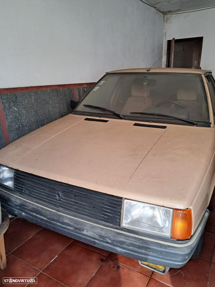 Renault 9 - 1
