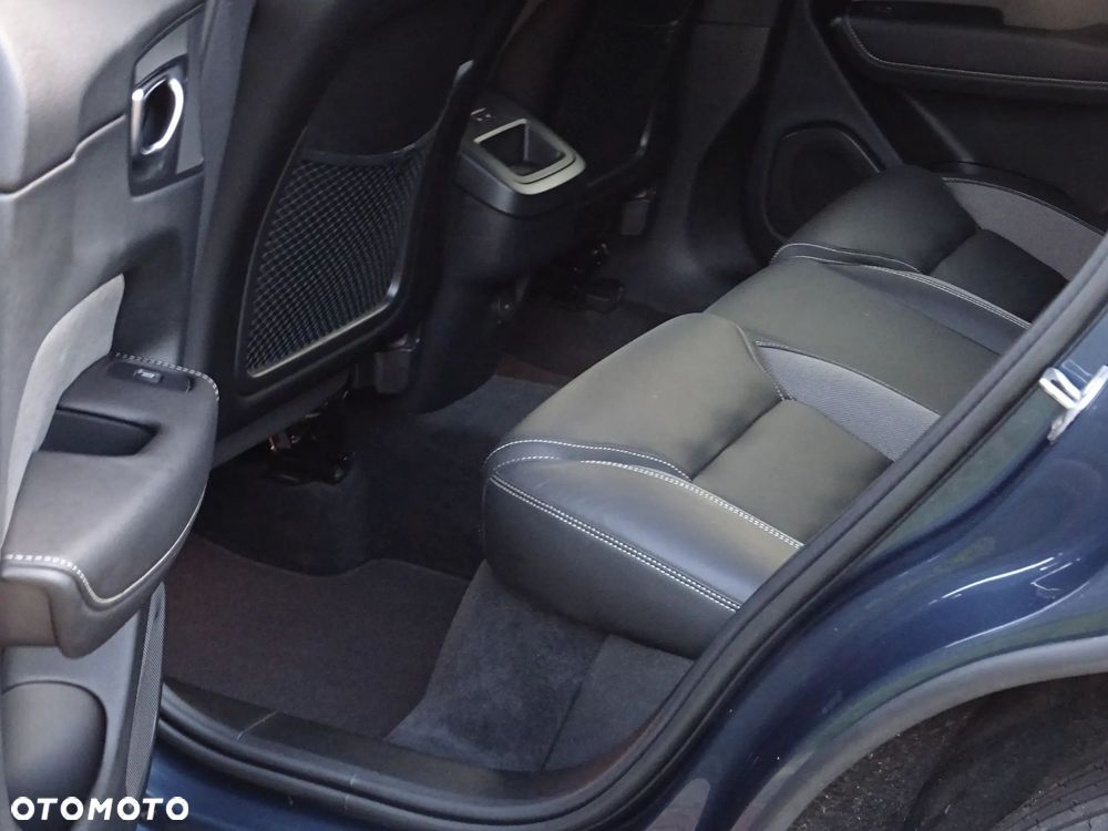 Volvo XC 60 B4 D Plus Dark - 18