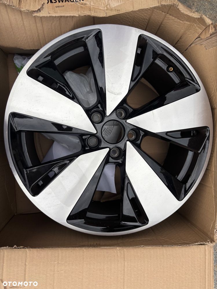 Oryginalne felgi aluminiowe o nr kat. 8B3601025AR Audi A5 / S5 (B10) - 3