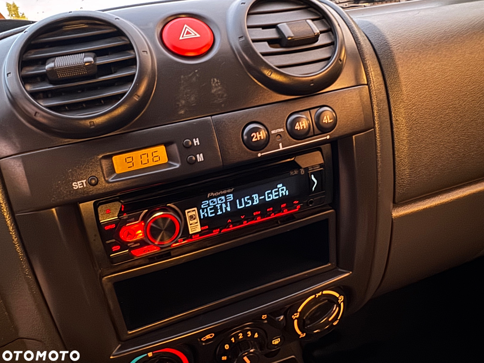 Isuzu D-Max 2.5d DC Basic - 32