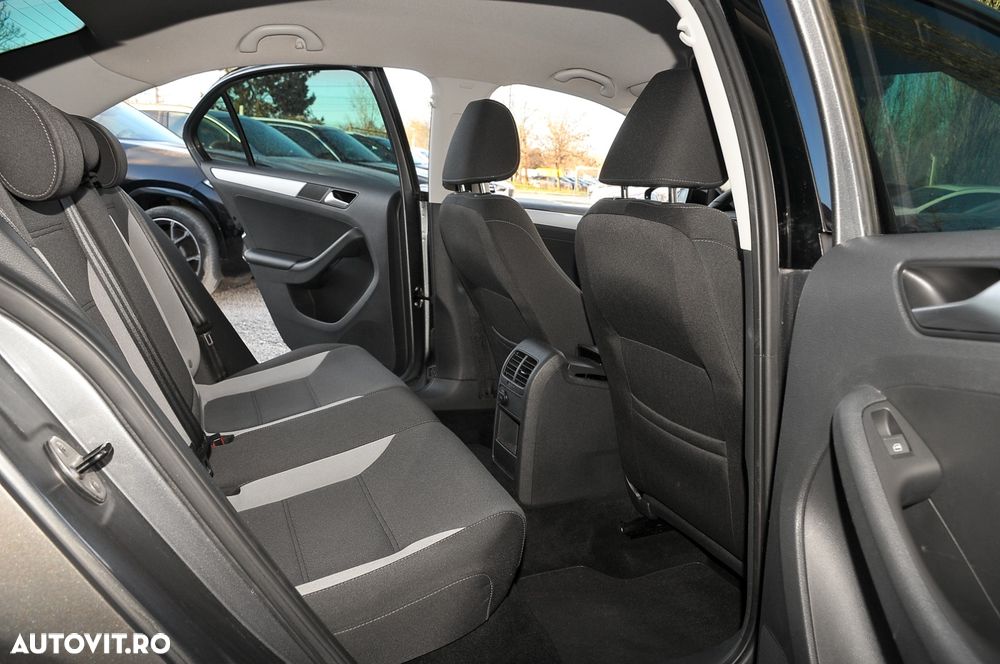 Volkswagen Jetta 2.0 TDI DSG Highline - 12