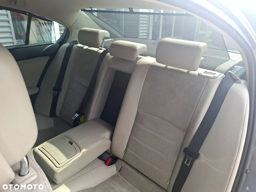 Toyota Avensis 1.8 Premium - 17