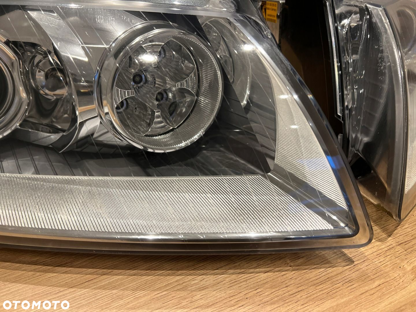 LAMPA PRZÓD PRZEDNIA PRAWA BI-XENON LED 10 PIN AUDI S8 W12 D3 - 2