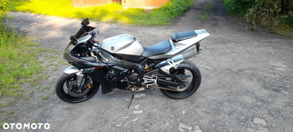 Yamaha R1 - 4