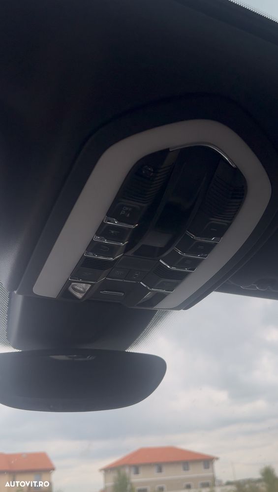 Porsche Cayenne 3.0 L - 7