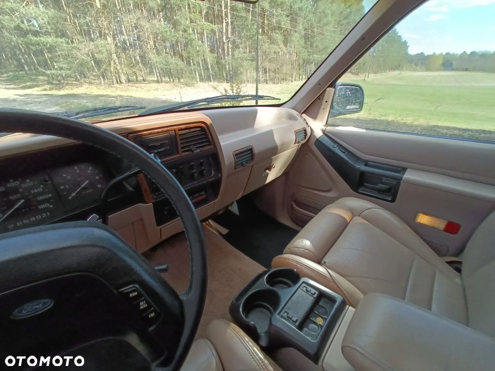 Ford Explorer Standard - 11