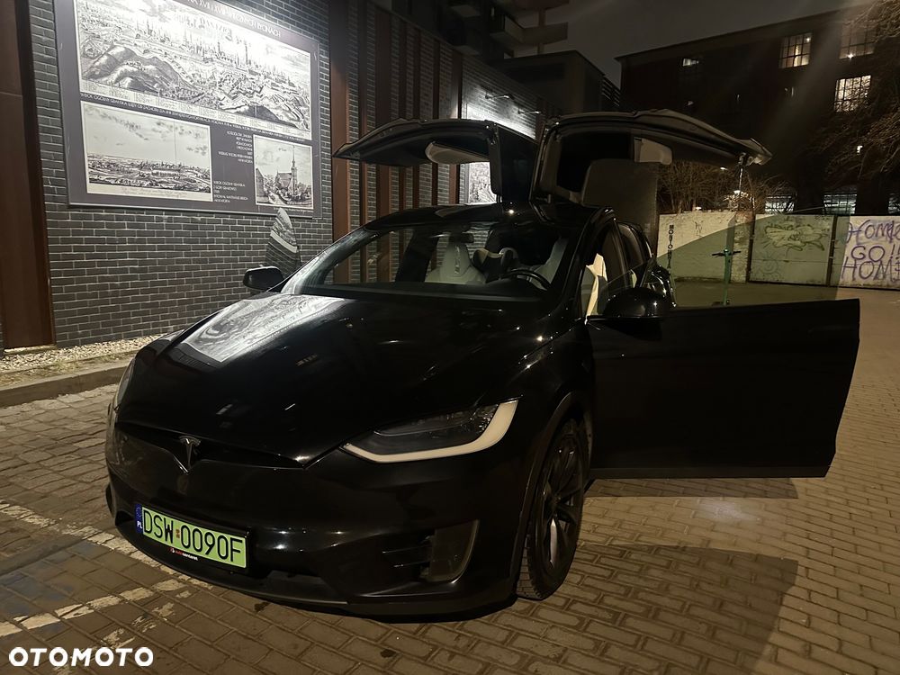 Tesla Model X - 25