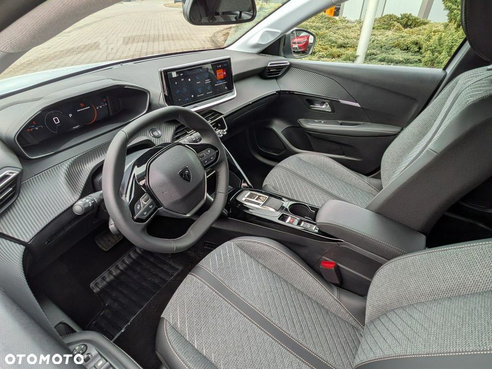 Peugeot 208 - 8