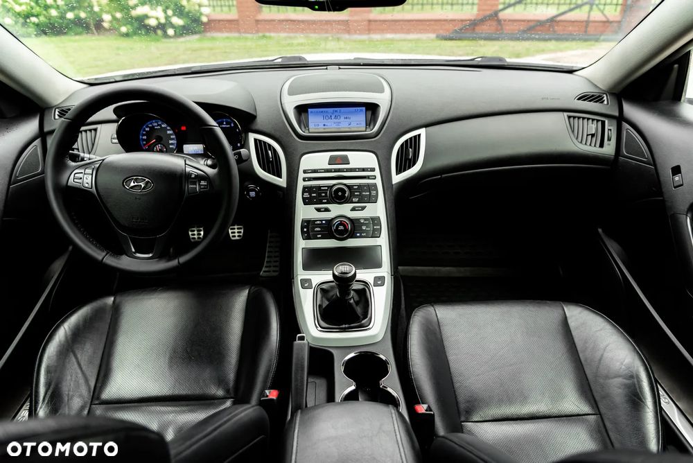 Hyundai Genesis Coupe 2.0 T - 35