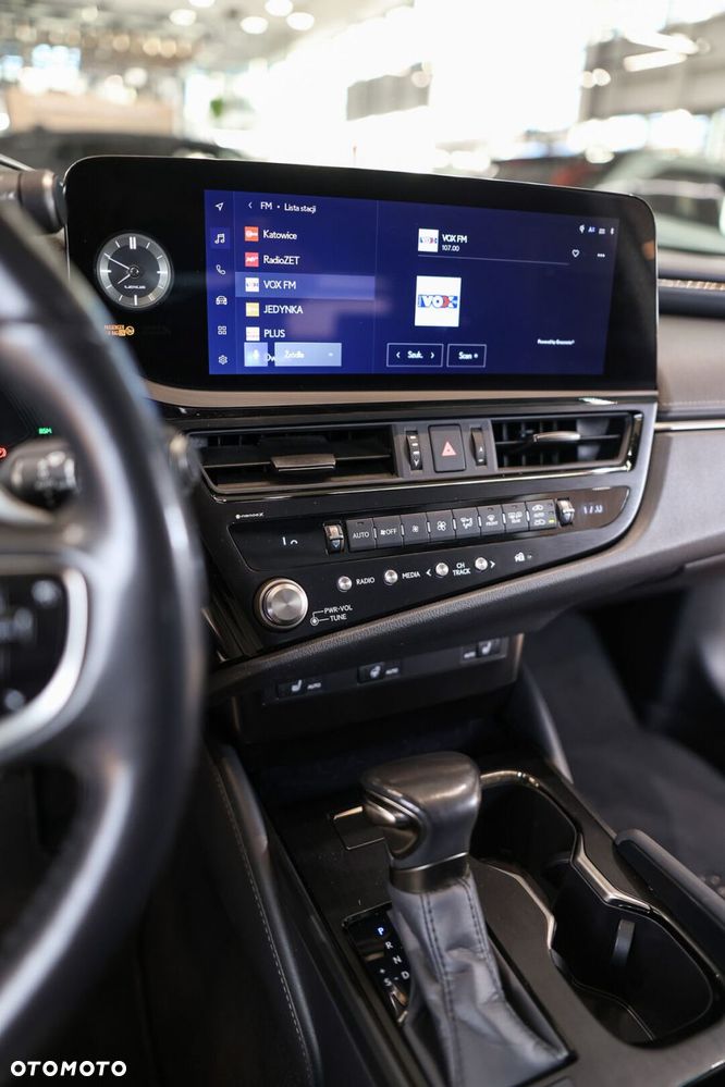 Lexus ES 300h Business Edition - 19