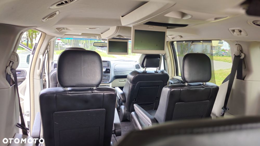 Chrysler Town & Country 3.6 Limited - 11