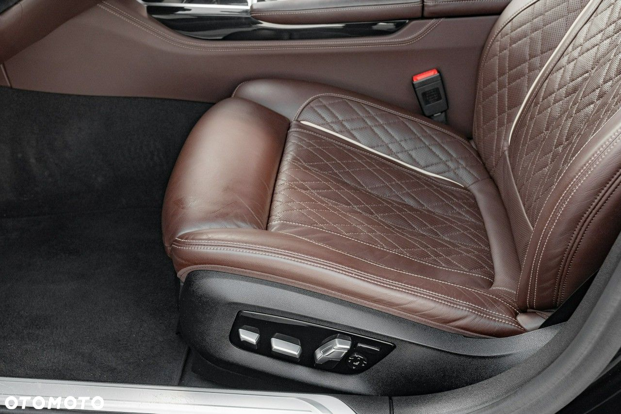 BMW Seria 7 M760Li xDrive - 16
