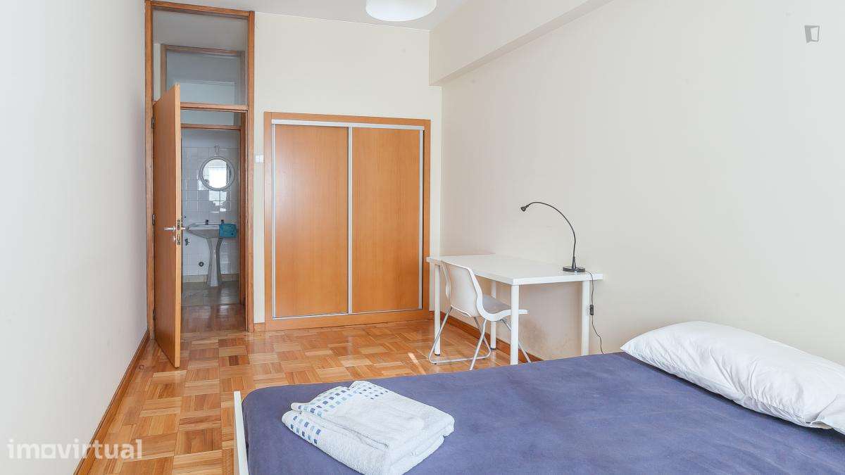 Quarto - localizado em Santo Ildefonso Porto - Grande imagem: 3/42