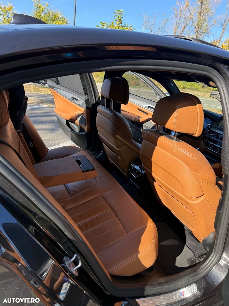 BMW Seria 5 550i xDrive - 14