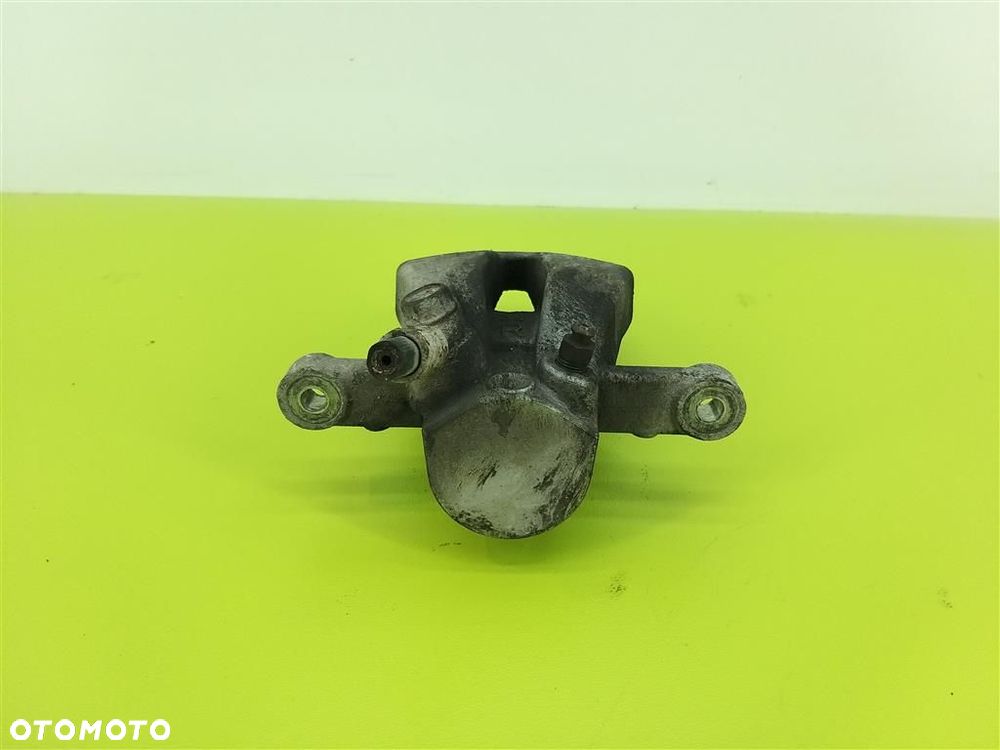 Zacisk hamulcowy tył prawy Toyota Avensis  II T25 2003-2006R 5 DRZWI HB - 3