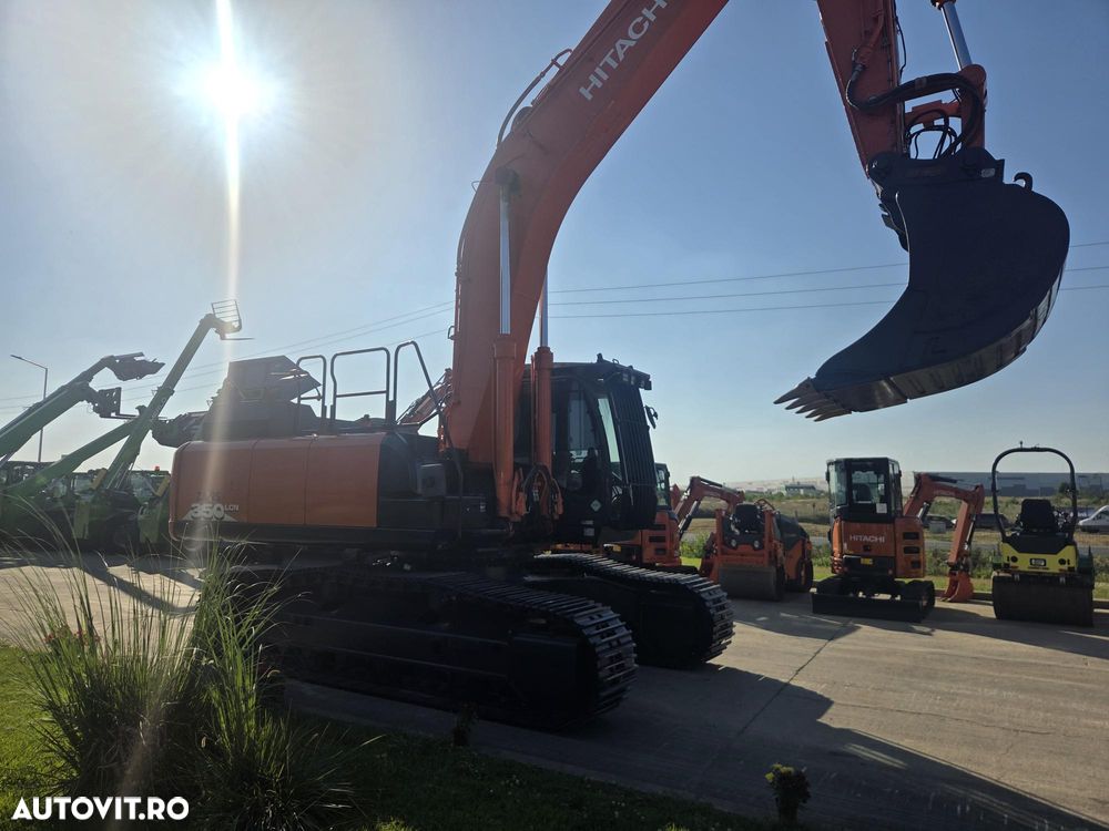 Hitachi ZX350LCN-6, 8.687h, CUPLA RAPIDA, cupa 2,2mc dinti NOI, latime 2,99m, ad sapare 7m, lant 90% bun doar 595h deplasare, consum mediu 17l/h, inst picon, inst rotire pe brate, GRESARE AUTOMATA, camera spate, ridica 25t, PROMOTIE 97.900 EUR+Tva - 5