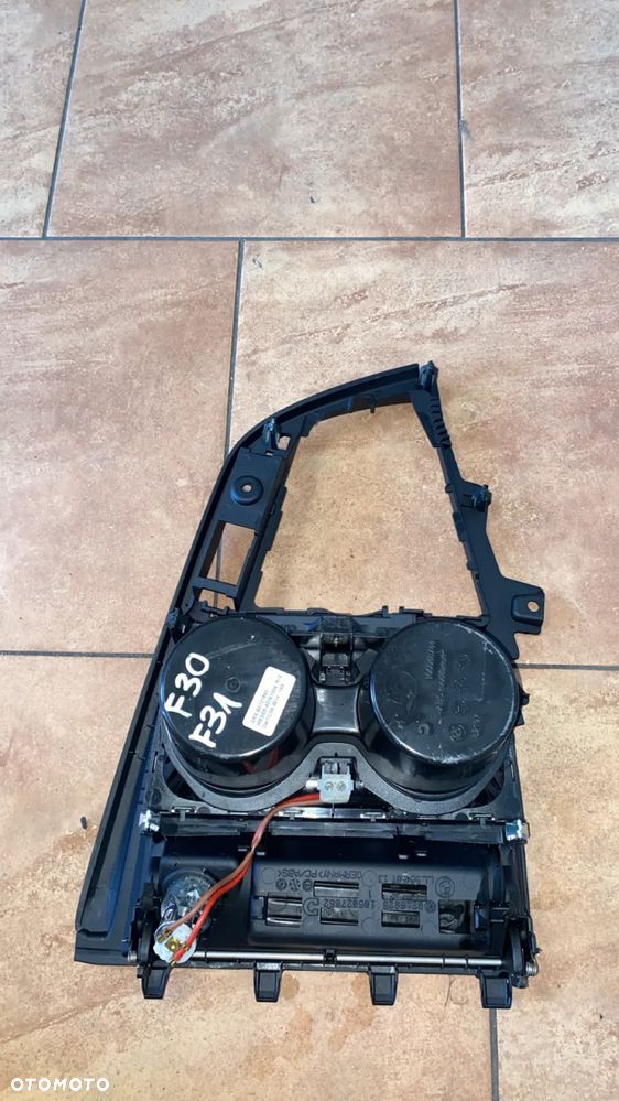 UCHWYT NA KUBEK DESKI ROZDZIELCZEJ BMW F30 F31 82197009 - 2