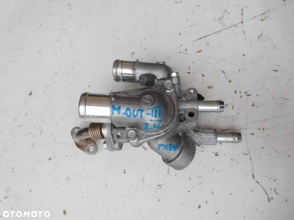 OBUDOWA TERMOSTATU MITSUBISHI OUTLANDER III LIFT 2.4 PHEV 2020r. 9 TYŚ KM ORYGINAŁ - 1