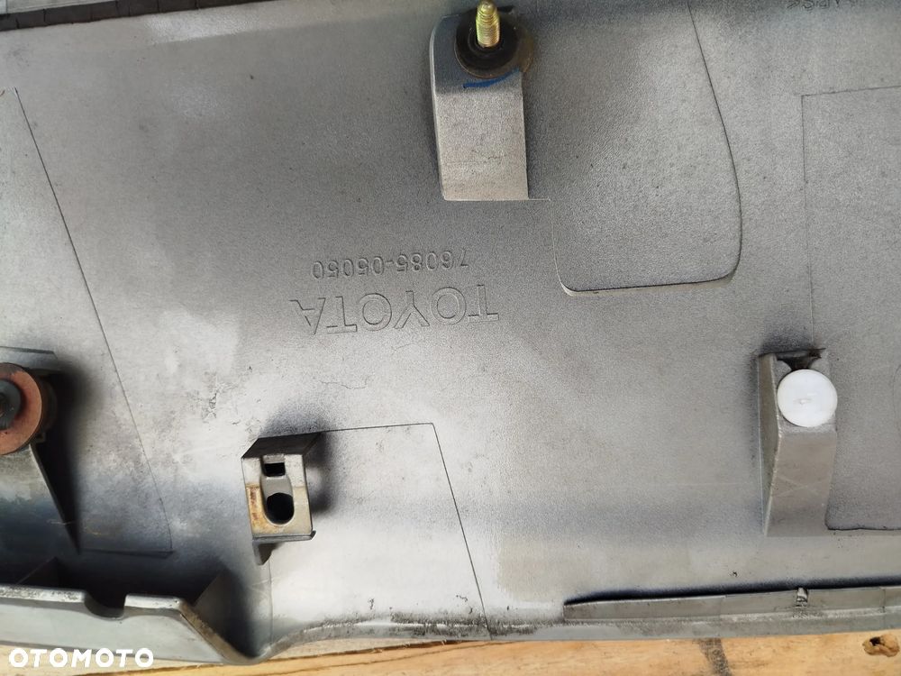 Toyota Avensis T25 lotka tylnej klapy tył blenda dokładka - 4