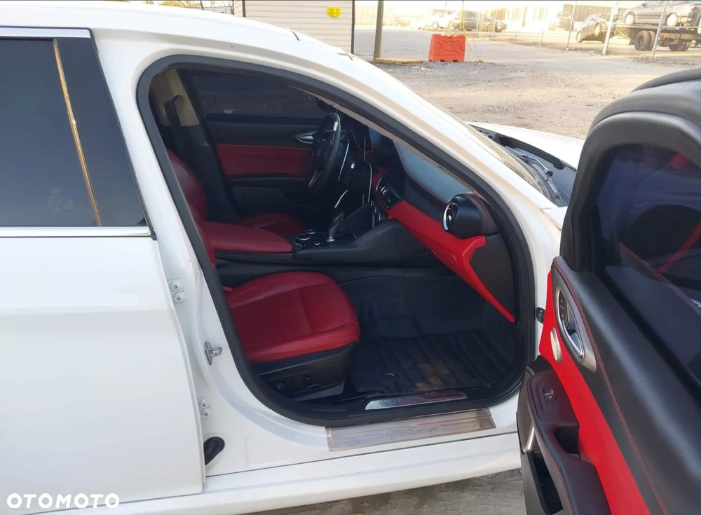 Alfa Romeo Giulia 2.0 Turbo 16V AT8 Veloce Ti - 8