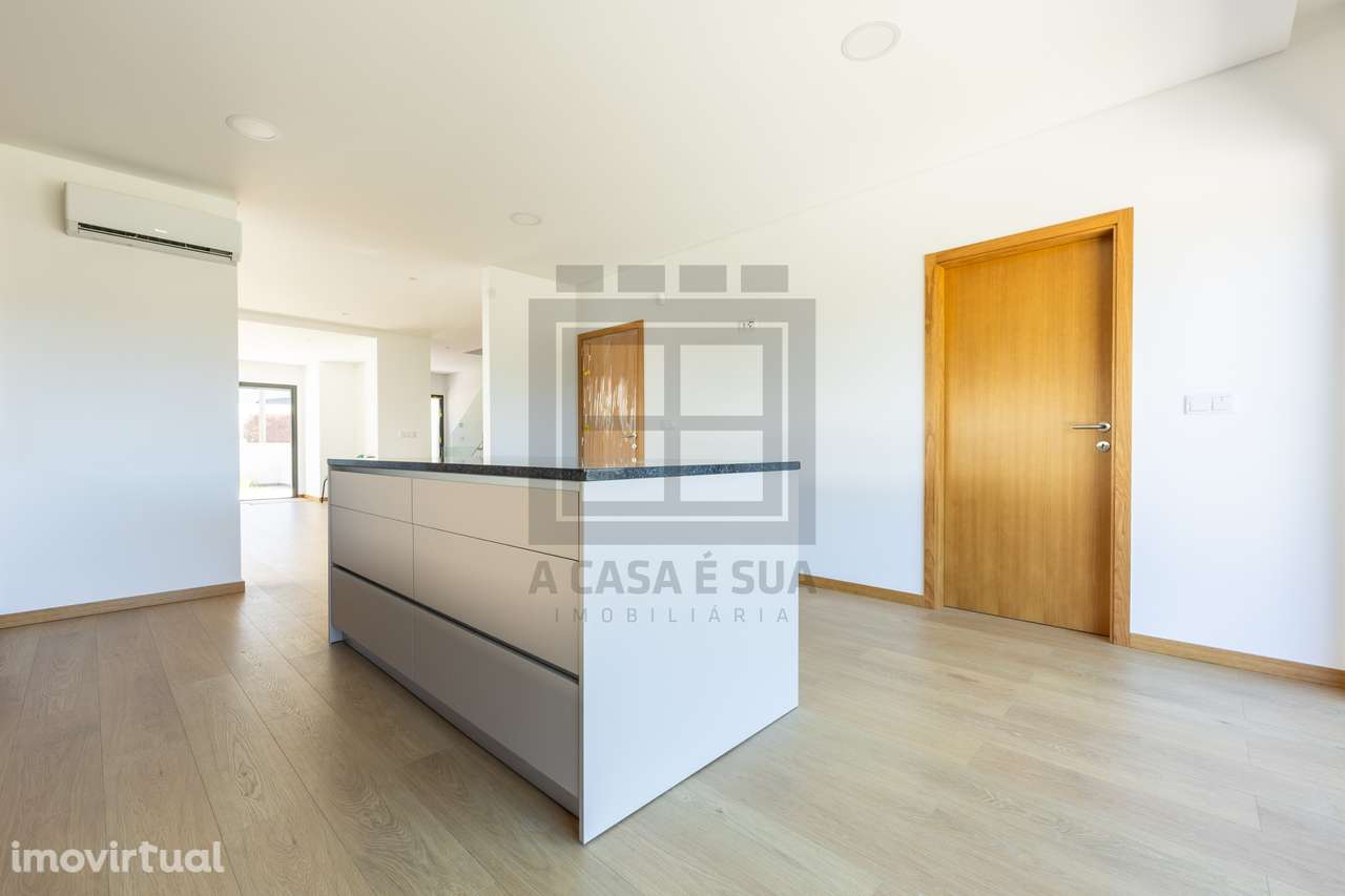 Moradia T3+1 nova com 3 frentes em Lobão, S.M.Feira - Grande imagem: 2/18