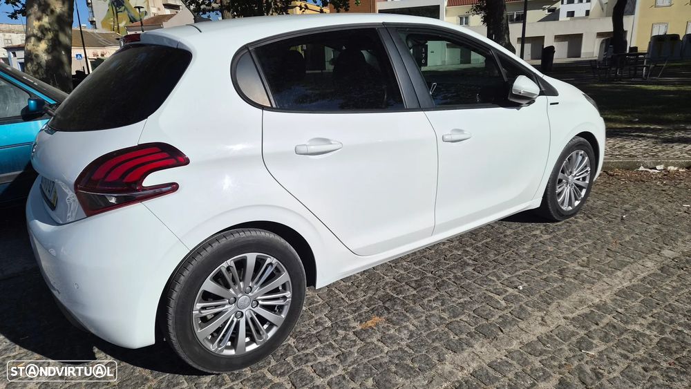 Peugeot 208 1.5 BlueHDi Signature - 4