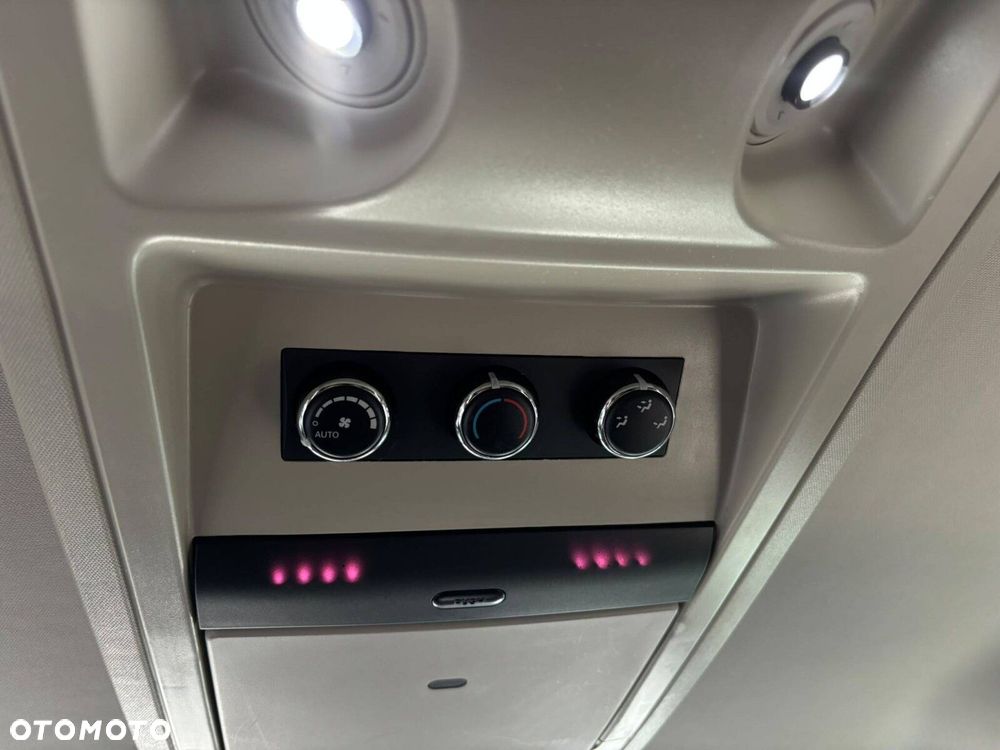 Chrysler Town & Country - 24