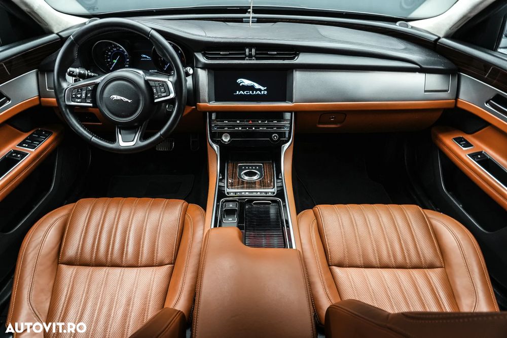 Jaguar XF 20d RWD Portfolio - 7